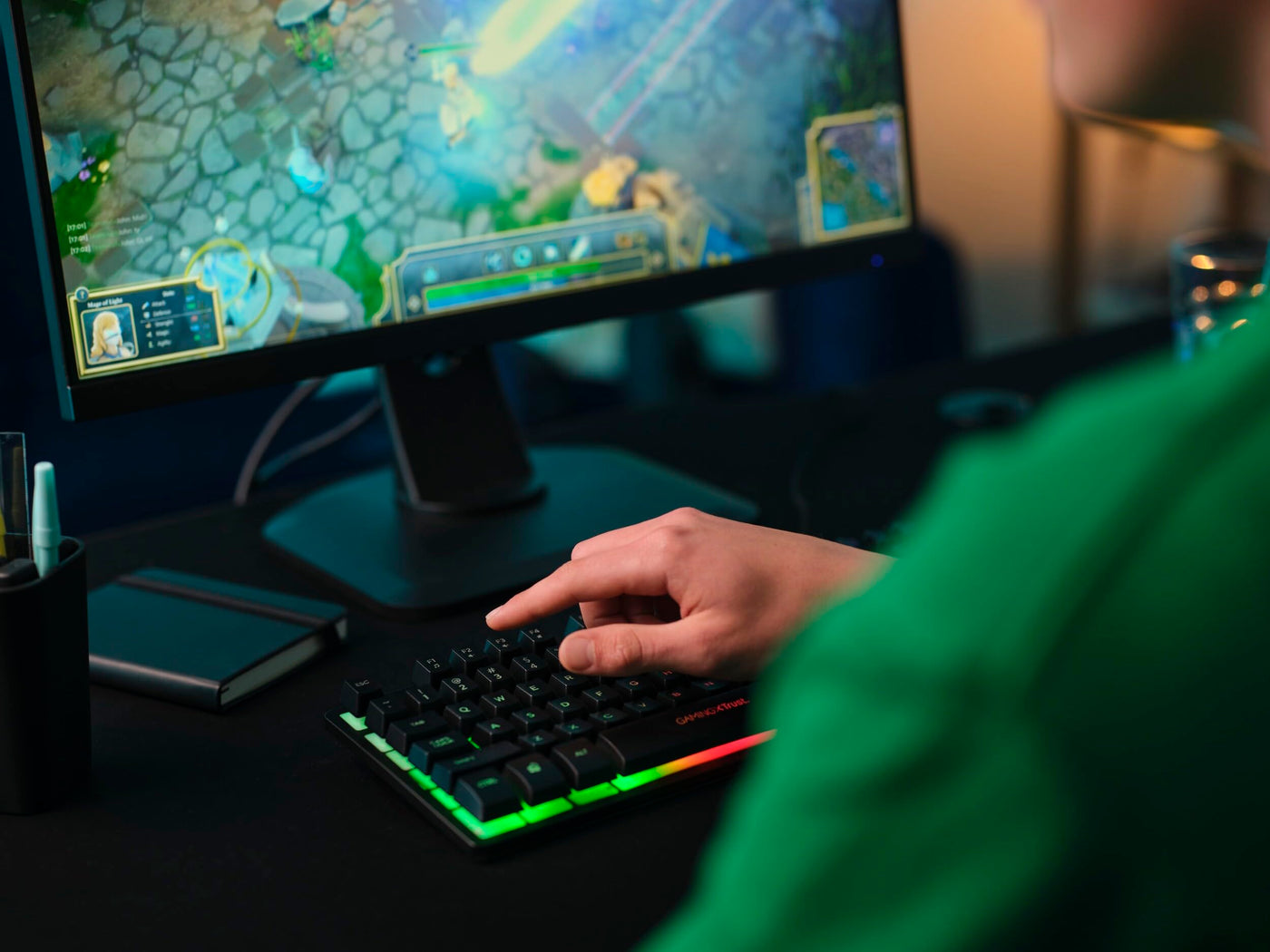 Trust Gaming Tastatur mit TKL-Design GXT 833 Thado - Beleuchtete Tastatur mit Deutsches QWERTZ Layout, Anti-Ghosting, Mehrfarbige LED-Beleuchtung, 12 Media-Tasten, USB Plug & Play, PC/Laptop