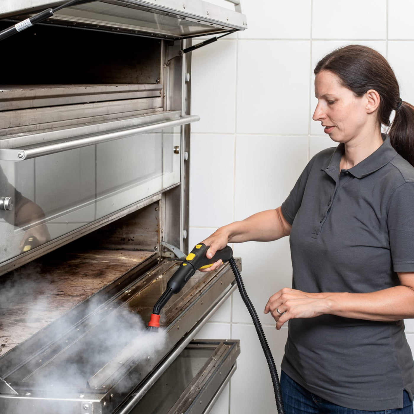 Kärcher SG 4/4, kompakter Dampfreiniger mit 4 Dampfdruck zur perfekten Reinigung und Desinfektion ohne Chemie