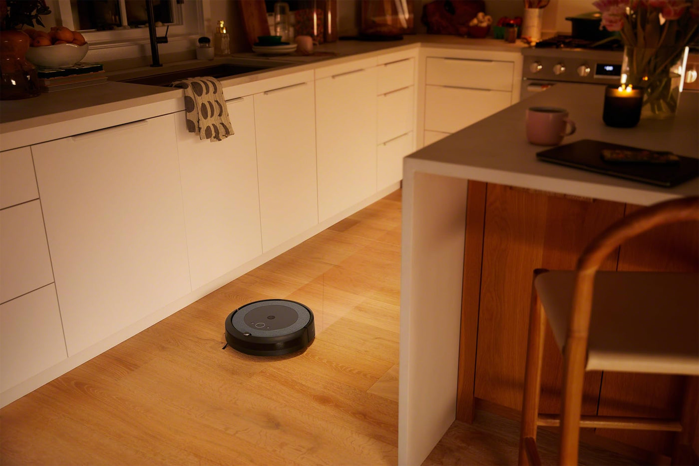 iRobot Roomba Combo i5 (i5172) Saug- und Wischroboter, WLAN-fähig, intelligente Navigation, 2 Gummibürsten für alle Böden, Reinigung nach Raum, Kompatibel mit Sprachassistenten, Farbe: Cool