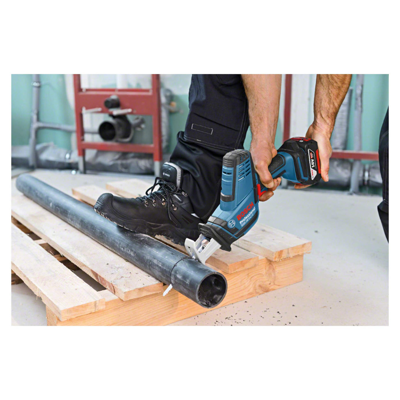 Bosch Professional 18V System Akku Säbelsäge GSA 18 V-LI C (Compact Version, inkl. 3x Säbelsägeblatt, ohne Akku/ Ladegerät, L-BOXX)