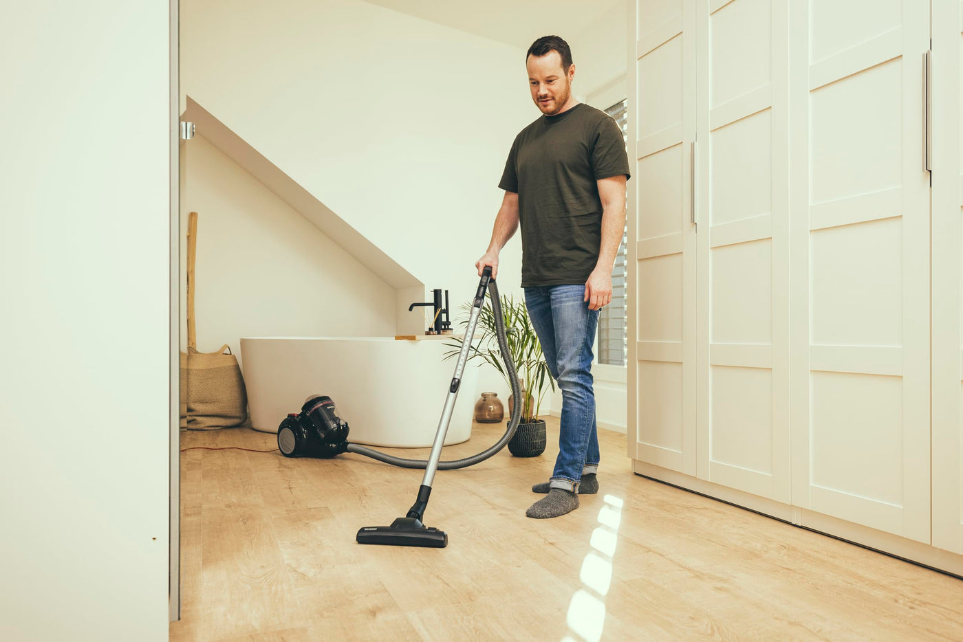 SEVERIN Beutelloser Zyklon-Staubsauger, Bodenstaubsauger für konstante Saugkraft, Staubsauger ohne Beutel mit 800 Watt und 9 m Aktionsradius, 2,1 L, schwarz-rot, CY 7089