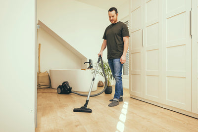 SEVERIN Beutelloser Zyklon-Staubsauger, Bodenstaubsauger für konstante Saugkraft, Staubsauger ohne Beutel mit 800 Watt und 9 m Aktionsradius, 2,1 L, schwarz-rot, CY 7089