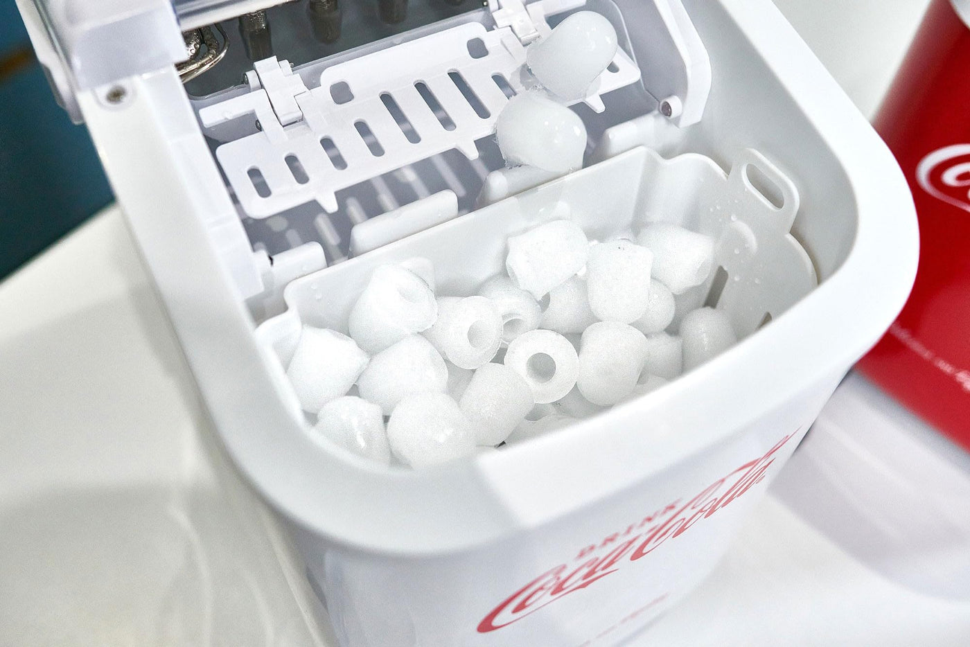 Salco Coca Cola Eiswürfelmaschine – Ice Maker mit 2 Eiswürfelgrößen – 10 kg Eiswürfel pro Tag – Retro-Design Weiß – Tragbare Eiswürfelmaschine für Cocktails, Getränke & Partys