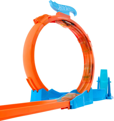 Hot Wheels Spielzeugauto-Trackset, Dreifach-Looping-Pack und Fahrzeug im Maßstab 1:64, Track-Bauteile mit 3 Loopings, Track-Schnellstecksystem und Adaptern,JDW39