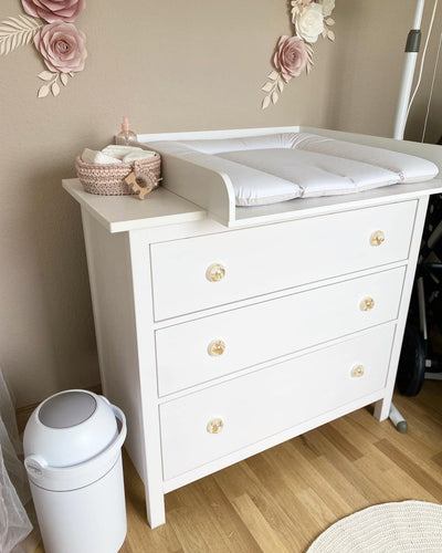 Puckdaddy – Wickelaufsatz Lasse kompatibel mit IKEA Hemnes Kommode u.Ä. – 80x80x10 cm aus Holz in Weiß – hochwertiger Wickeltischaufsatz inkl. Montagematerial zur Wandbefestigung