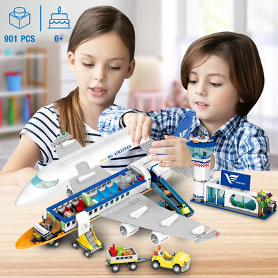 HOGOKIDS Passagierflugzeug Bauspielzeug Set mit LED Licht, 901 PCS Flugzeug Bausteine Spielzeug mit Terminal, Radarturm, Anhänger, Flugzeug-Modell Geschenke für Jungen Mädchen ab 6 7 8 9 10 Jahre