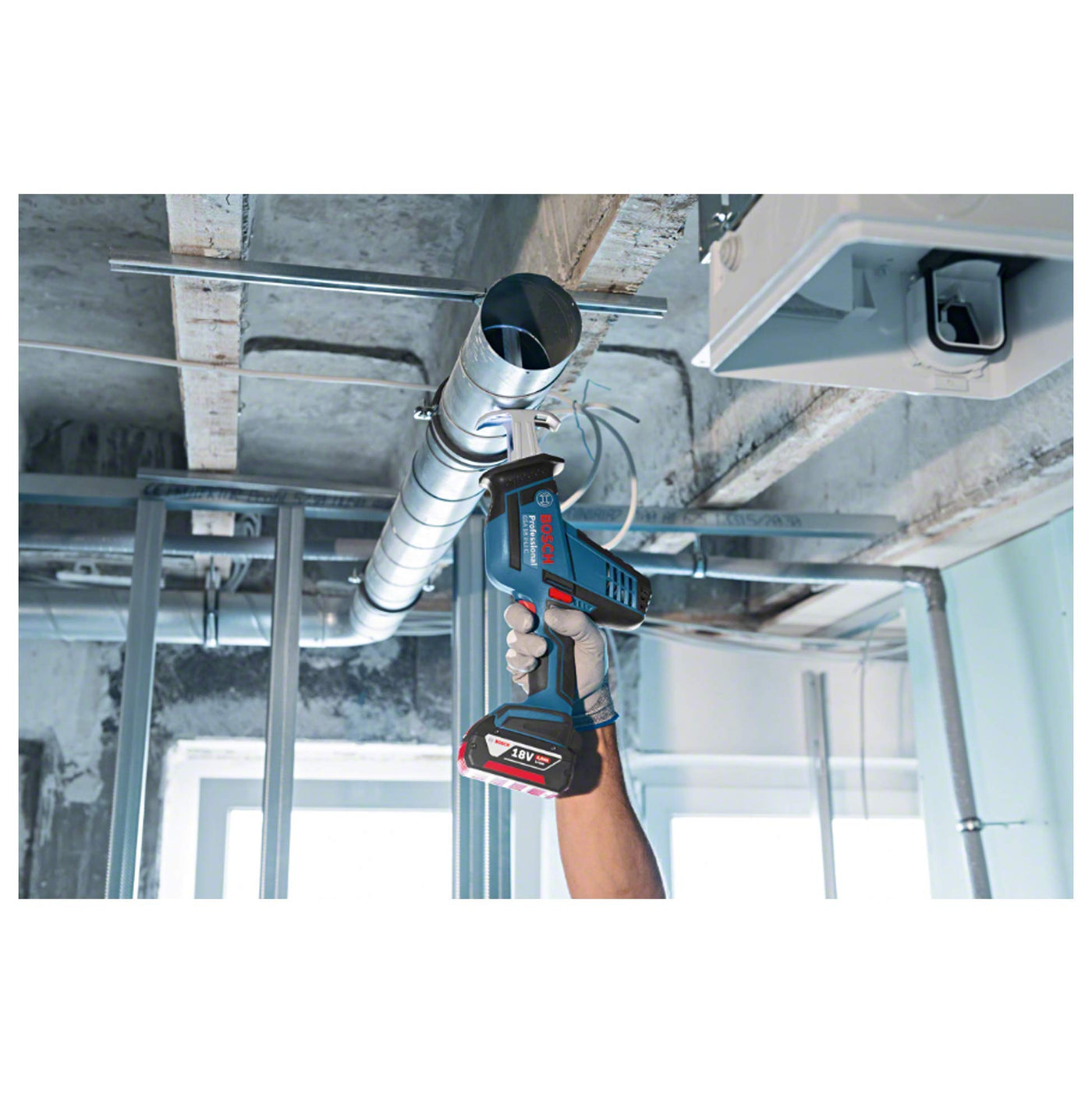 Bosch Professional 18V System Akku Säbelsäge GSA 18 V-LI C (Compact Version, inkl. 3x Säbelsägeblatt, ohne Akku/ Ladegerät, L-BOXX)
