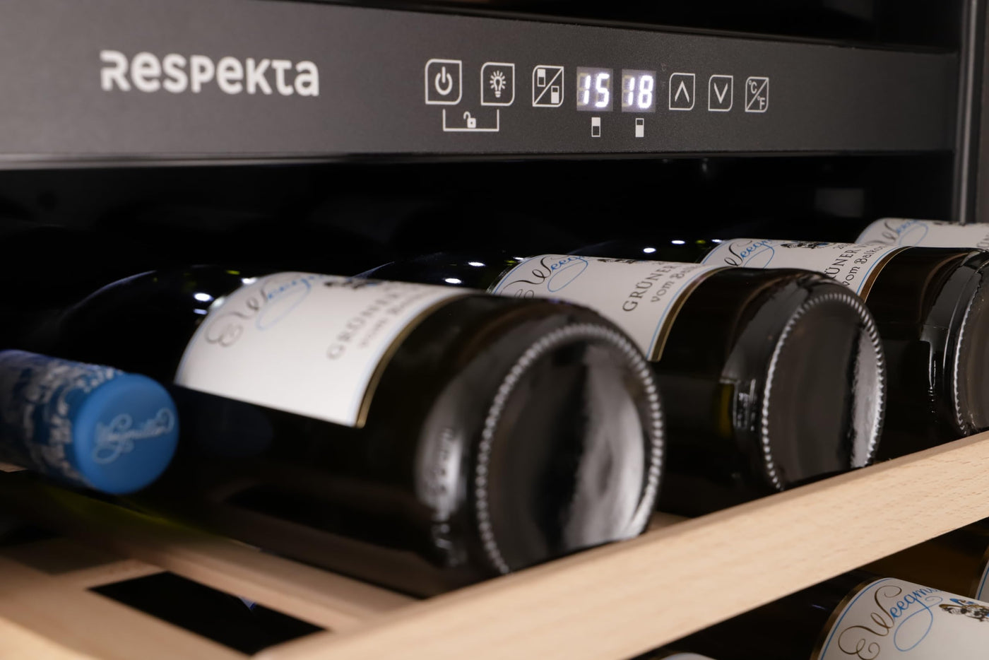 Respekta Einbau-Weinkühlschrank für 57 Standardflaschen / 143 L Nutzinhalt / 2 Temperaturzonen, je 5°-22°C/Touch Control/LED Leuchte/Wechselbarer Türanschlag/Max. 38 dB/WKSE 57-19
