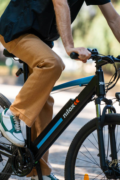 Nilox, E-Bike X6 SE, Mountainbike mit Tretunterstützung, 90 km Reichweite, Tektro Scheibenbremsen, 21-Gang Shimano Schaltung, 27,5" x 2,10" Räder, 36 V 13 Ah Wechselakku, 250 W Motor