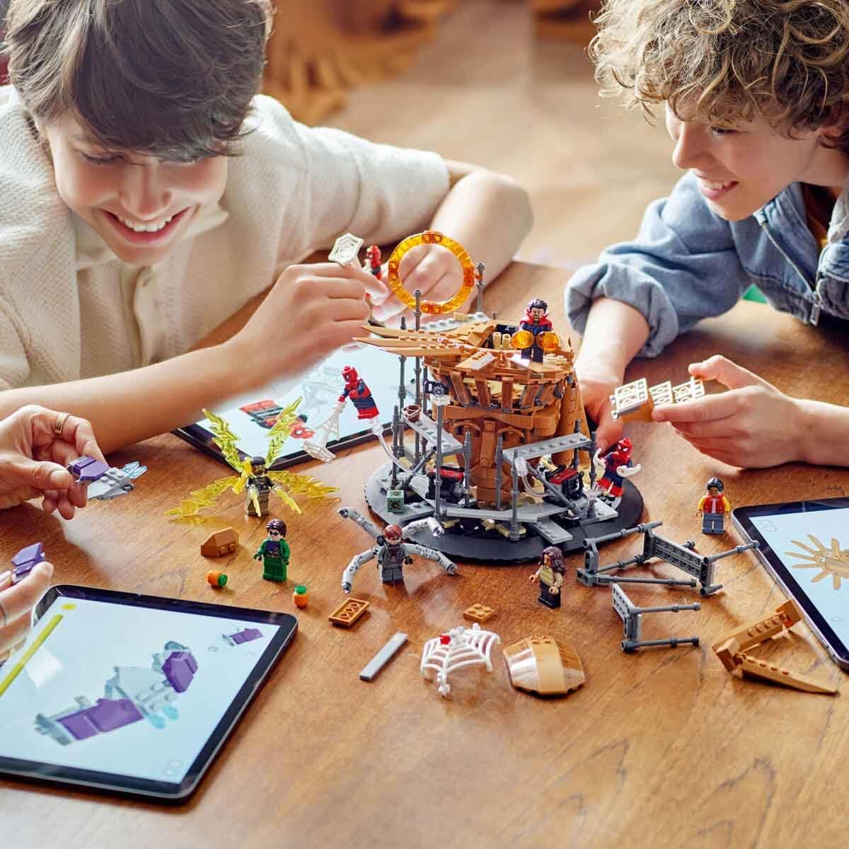 LEGO 76261 Marvel Spider-Mans großer Showdown, Spider-Man: No Way Home-Set mit 3 Peter Parker-Minifiguren sowie Green Goblin, Electro, Sandman, Ned, Doctor Strange und MJ, Sammlermodell