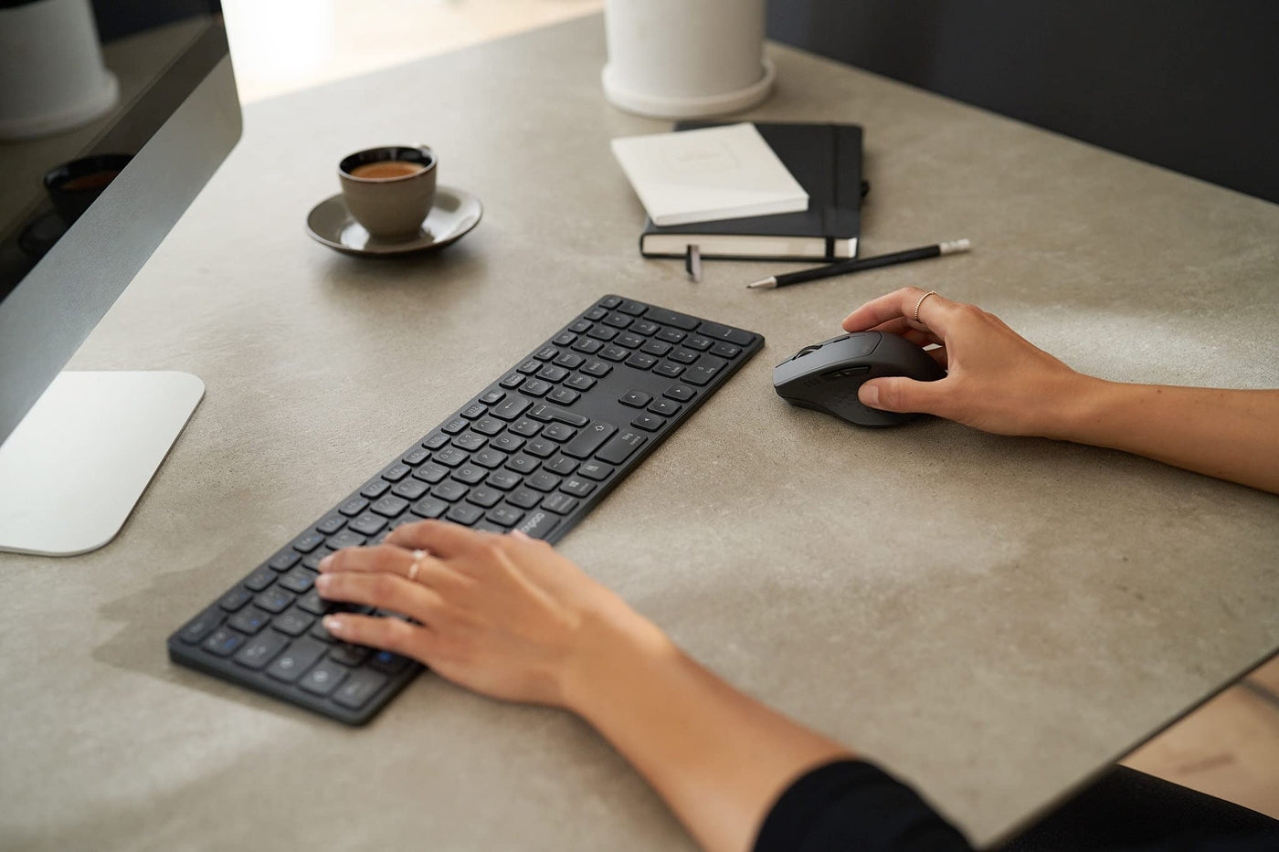 Rapoo 9800M kabelloses Tastatur-Maus Set Wireless Deskset 1600 DPI Sensor wiederaufladbarer Akku flaches Aluminium Design DE-Layout QWERTZ PC & Mac - dark grey