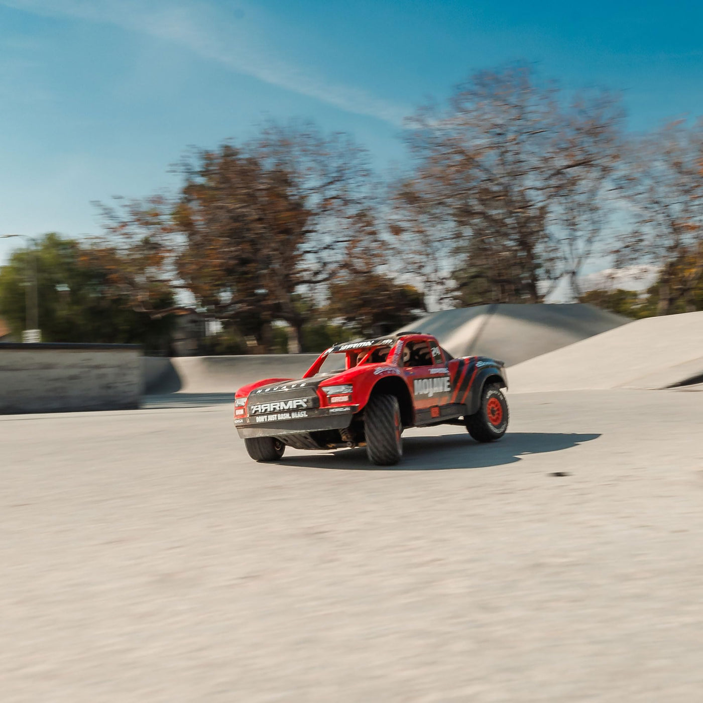 ARRMA Mojave Grom Ferngesteuertes Auto, RC Auto 1/18, Brushless Motor über 30 km/h, inkl. Akku und Zubehör, Rot-Schwarz, ARA2104T1