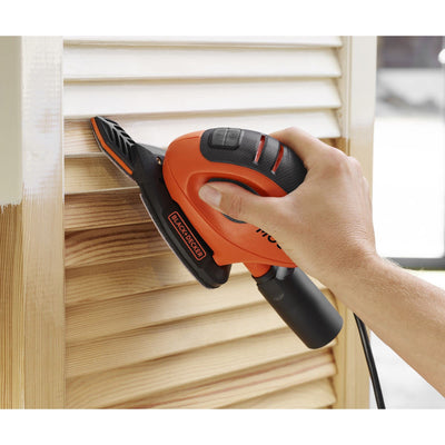 BLACK+DECKER Dreieckschleifer Mouse für staubfreies Schleifen (55 Watt Schleifmaschine, Schleifplatte 133 x 95 mm, Schleifen Polieren, inkl. Schleifpapiere + Fingerschleifpapier) BEW230BCA