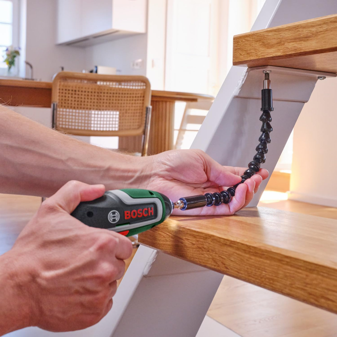 Bosch Kompakter Akku-Schrauber IXO, Flexi-Set (für flexibles Schrauben; 7. Generation; 3,6 V; 2,0 Ah; mit flexibler Erweiterung und Micro-USB-Kabel; Biegung bis 180°; 10 x Bit)