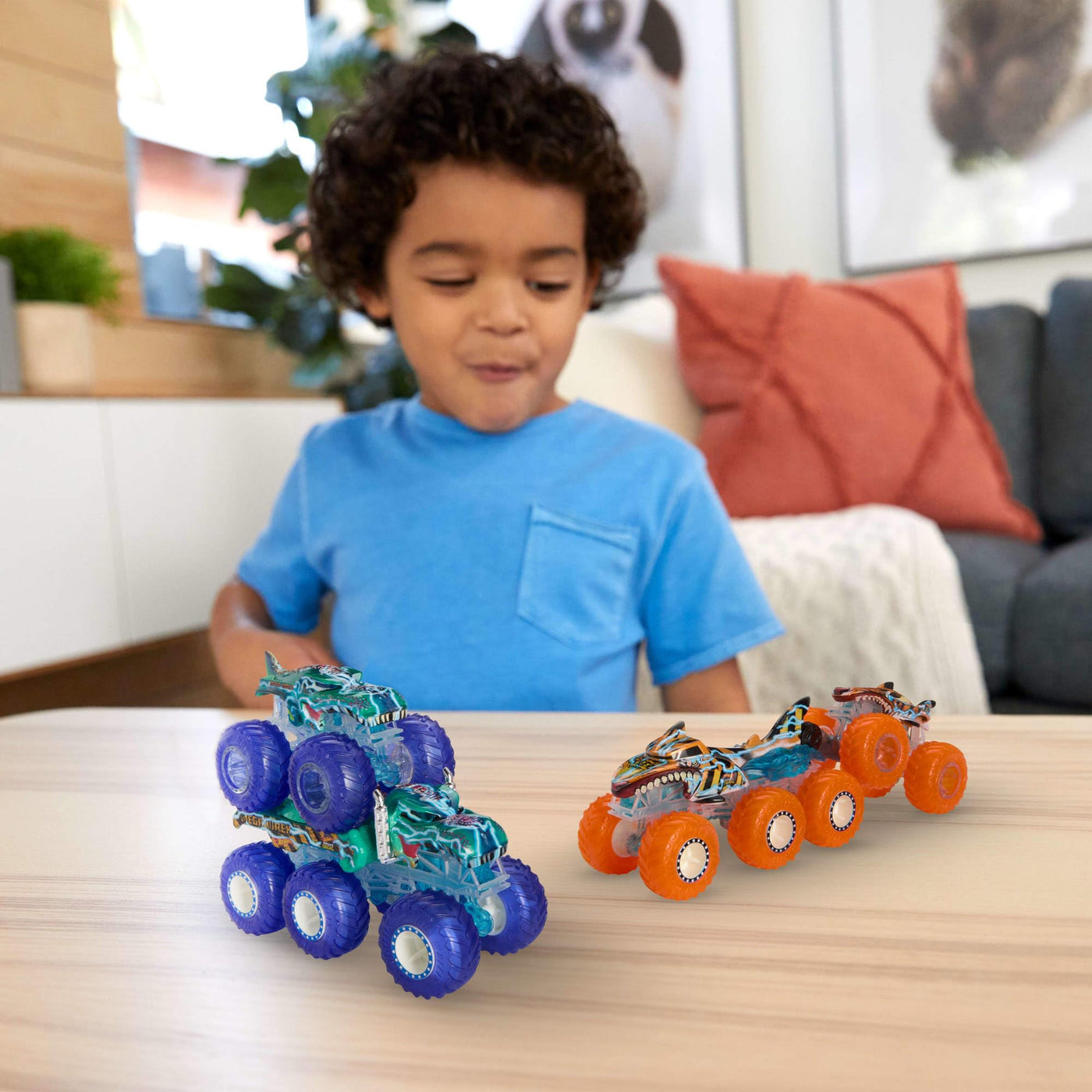 Hot Wheels Monster Trucks Spielzeugtruck & Big Rig Multipack, Mega-Wrex & Tigerhai im Maßstab 1:64 mit Big Rigs in passender Power Smashers-Deko, HYJ29
