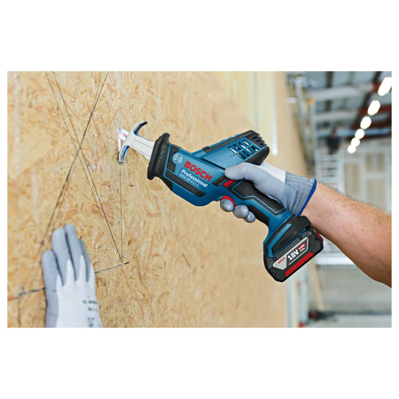 Bosch Professional 18V System Akku Säbelsäge GSA 18 V-LI C (Compact Version, inkl. 3x Säbelsägeblatt, ohne Akku/ Ladegerät, L-BOXX)