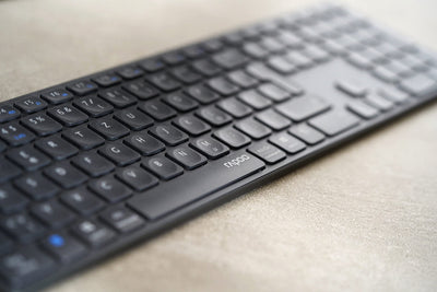 Rapoo 9800M kabelloses Tastatur-Maus Set Wireless Deskset 1600 DPI Sensor wiederaufladbarer Akku flaches Aluminium Design DE-Layout QWERTZ PC & Mac - dark grey