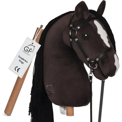 GaloppFreude® Hobby Horse Pferde Braunschecke – Großes A3 Steckenpferd mit Schraubstab & Trense – Hobby Horsing Pferd zum Reiten für Kinder & Stockpferd mit Langer Mähne – Inkl. Hobby Horse Zubehör