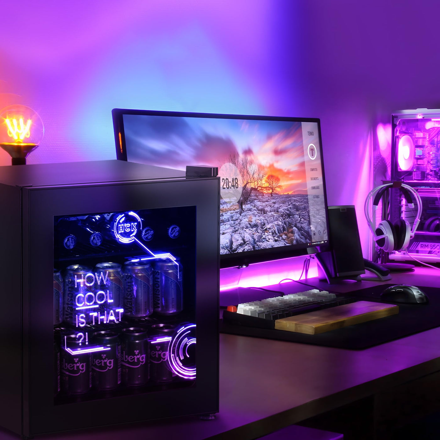 HCK 48L Mini Kühlschrank mit Glastür Leise 39dB, Cyberpunk Getränkekühlschrank mit Fernsteuerbaren RGB LED Lichtern, Flaschenkühlschrank, Mini Fridge 0-15°C für Gaming Deko, Minibar, Schwarz