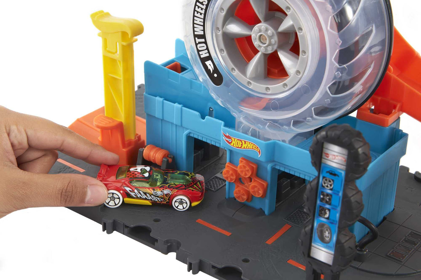 Hot Wheels HDP02 - City Super Reifenshop Spielset, mit Einer Schlüsseldrehung die Autos durch die Reifen schicken, enthält 1 Hot-Wheels-Fahrzeug, Spielzeug Geschenk für Kinder von 4 bis 8 Jahren