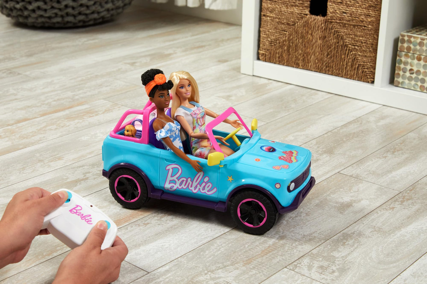 Hot Wheels Ferngesteuertes Auto, Barbie Ferngesteuerter SUV mit Aufklebern, kann 2 Barbie-Puppen Plus Zubehör aufnehmen, individuelle Gestaltung durch aufklebbare Sticker, HTP53