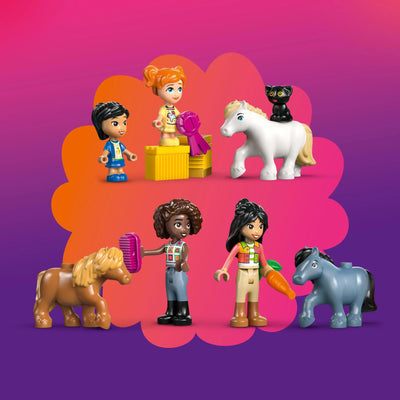 LEGO Friends Ponyhof & Stall - Kreatives Spielset mit 2 Spielfiguren, 2 Mikro-Figuren und 4 Tieren - Kreatives Pferde Spielzeug - Kinder Geschenk für Mädchen und Jungen ab 7 Jahren 42654