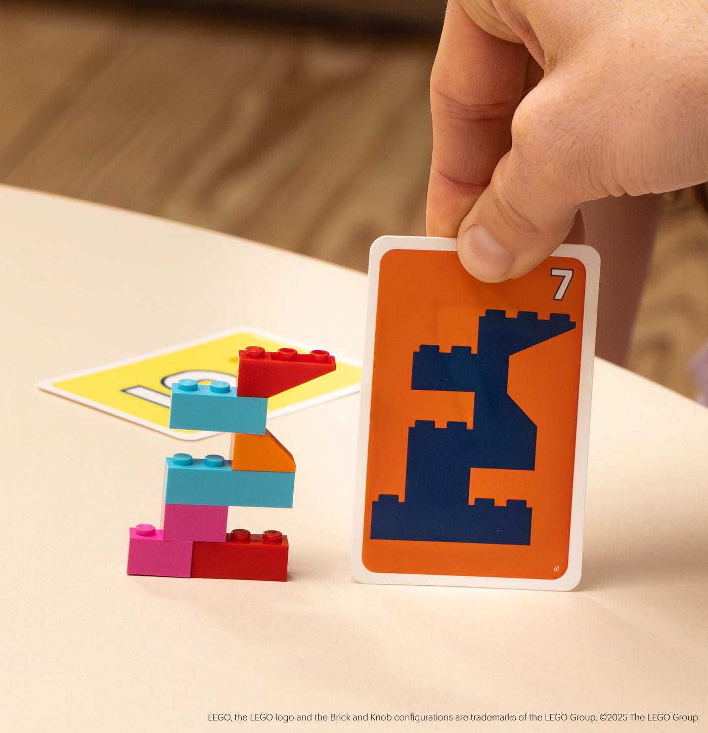 Asmodee Brick Like This! Das offizielle Lego-Partyspiel - Schnelles, lustiges Bauspiel für Familien, Kinder, Jugendliche und Erwachsene – 15 Minuten, für 2-8 Spieler ab 7 Jahren, Deutsch Version