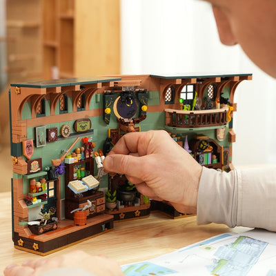INSOON Magisches Zaubertrank Book Nook Haus Bauspielzeugset mit LED, 990 Stück Magic DIY Bookend Baustein Kit für Heimdekor, Booknook Klemmbausteine für Erwachsene Kinder Jungen Mädchen ab 10-12+