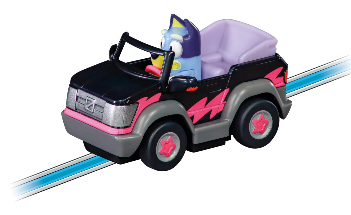 Carrera Bluey & Bingo Race 2,4m Rennstrecken-Set I 2 ferngesteuerte Fahrzeuge mit Bluey und Bingo I mit Handregler & Streckenteilen I Spielzeug für Kinder ab 3 Jahren