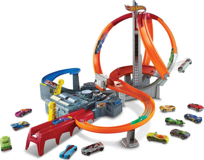 Hot Wheels Autorennbahn Mega Crash Superbahn, mit Looping Tracks und Kurven, inkl. 1 Spielzeugauto und 2 Starter, Auto Spielzeug, Spielzeug ab 6 Jahre, CDL45