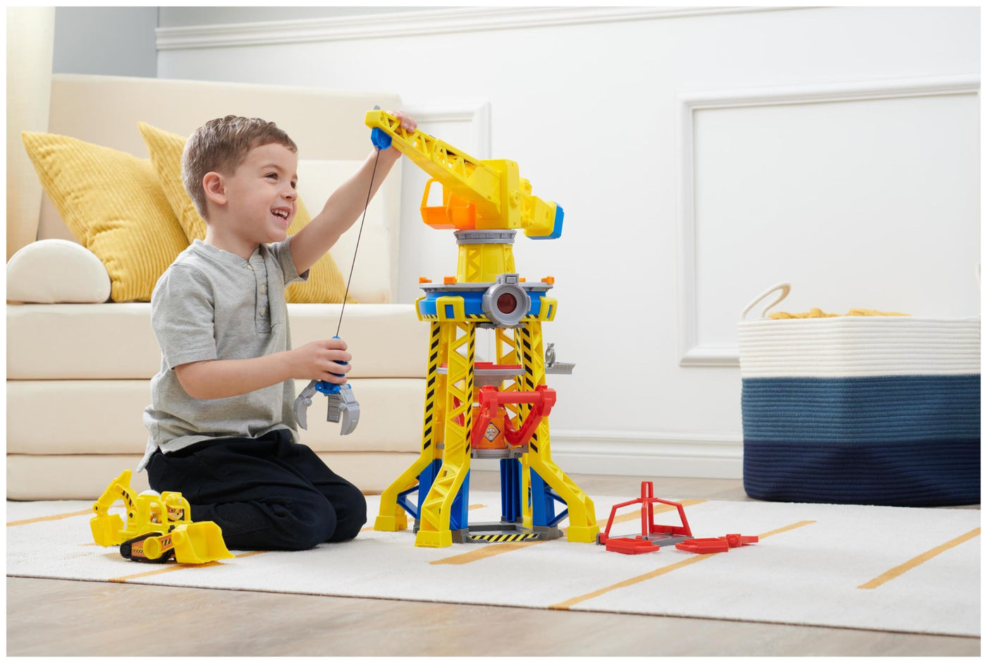 Rubble & Crew – Baupfoten Hof Kran-Spielset (68 cm) mit Rubble-Actionfigur, Planierraupen-Baufahrzeug und 340 g Kinetic Sand Build-it Sand, Spielzeug geeignet für Kinder ab 3 Jahren