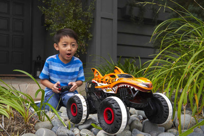 Hot Wheels Monster Trucks Ferngesteuertes Auto Tiger Shark, mit 'Terrain Stomp' Technologie für tierähnliche Bewegungen, Wheelie Modus für Drehen auf 2 Rädern, Spielzeug ab 4 Jahre, HGV87