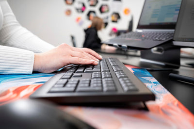 CHERRY DW 3000, Kabelloses Tastatur-Maus-Set, Ungarisches Layout (QWERTZ), 2,4 GHz Funk, Flaches Design, Geräuscharme Tasten, Symmetrische Maus, Schwarz