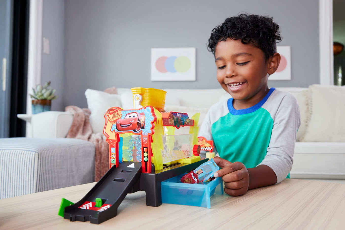 Mattel Disney Pixar Cars Autowaschanlagen-Spielset für Rennwagen mit Lightning McQueen-Spielzeugauto mit Farbwechseleffekt, ca. 50 cm lang, mit anderen Sets kombinierbar, JBM70