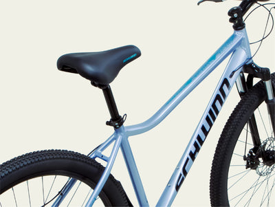Schwinn Fleet Mountainbike für Damen, 27,5-Zoll-Reifen, 17-Zoll-Rahmen aus Leichtmetalllegierung, Gabelfederung, 9 Gänge, Scheibenbremsen, Hellblau