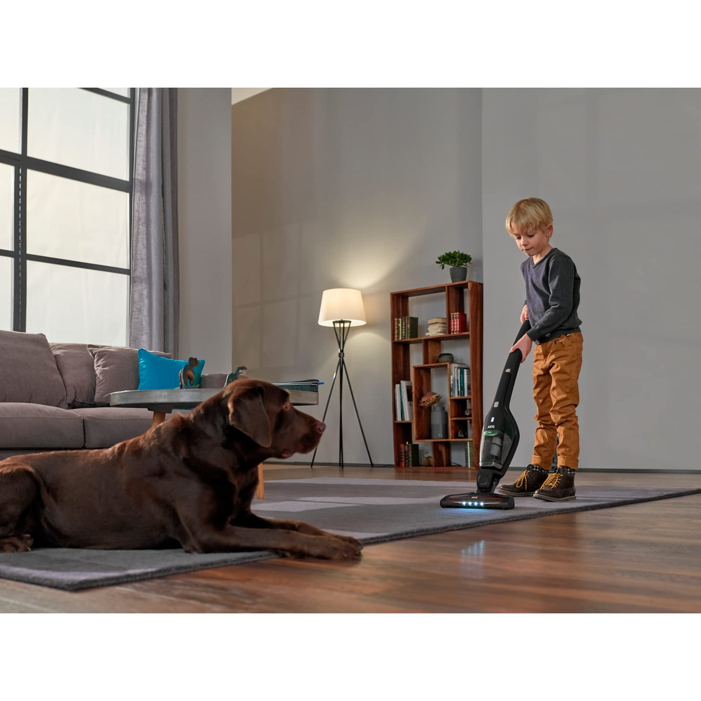 AEG Ergorapido CX7-2-45MÖ 2in1 Akku Staubsauger/50% Recyclingmaterial/beutellos/bis zu 45 min Laufzeit/freistehend/180° Drehgelenk /Bürstenreinigungsfunktion/LED-Lichter/18.5W/ 0.5L/schwarz,grün