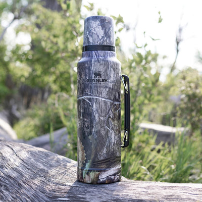 Stanley Classic Legendary Thermosflasche 1L - Thermos Hält 24 Stunden Heiß oder Kalt - Edelstahl Thermoskanne - BPA-Frei - Spülmaschinenfest - Country DNA