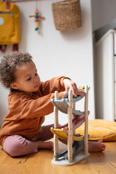 Kindsgut Murmelbahn, Motorik-Spielzeug aus Holz mit 4 Autos, dezente Farben und umweltfreundliche Materialien, kindgerecht, Luca