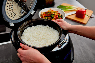 Yum Asia Sakura Reiskocher mit Keramikschale und Advanced Fuzzy Logic (8 Tassen, 1,5 Liter), 6 Reiskochfunktionen, 6 Multikocherfunktionen, Motouch LED-Display, 220-240V EU (schwarz und silber)