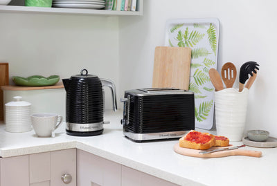 Russell Hobbs Toaster [für 2 Scheiben] Inspire Schwarz mit hochwertiger Hochglanz-Struktur (extra breite Toastschlitze, inkl. Brötchenaufsatz, 6 Bräunungsstufen + Auftau- & Aufwärmfunktion) 24371-56