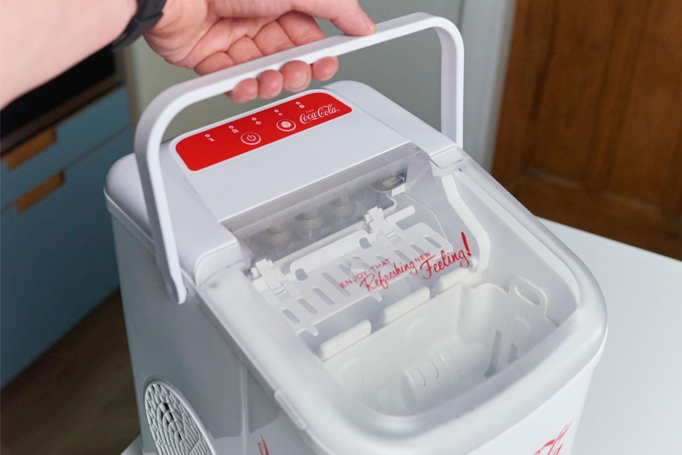 Salco Coca Cola Eiswürfelmaschine – Ice Maker mit 2 Eiswürfelgrößen – 10 kg Eiswürfel pro Tag – Retro-Design Weiß – Tragbare Eiswürfelmaschine für Cocktails, Getränke & Partys