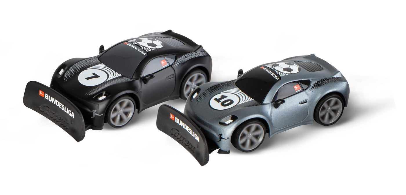 Carrera RC Fahrzeug Bundesliga Soccer Set I Spielfeld mit 2 Mini-RC-Autos – Tore, Ball, Sticker & Banden I Rennaction trifft Fußballspiel I Für Kinder ab 6 Jahren