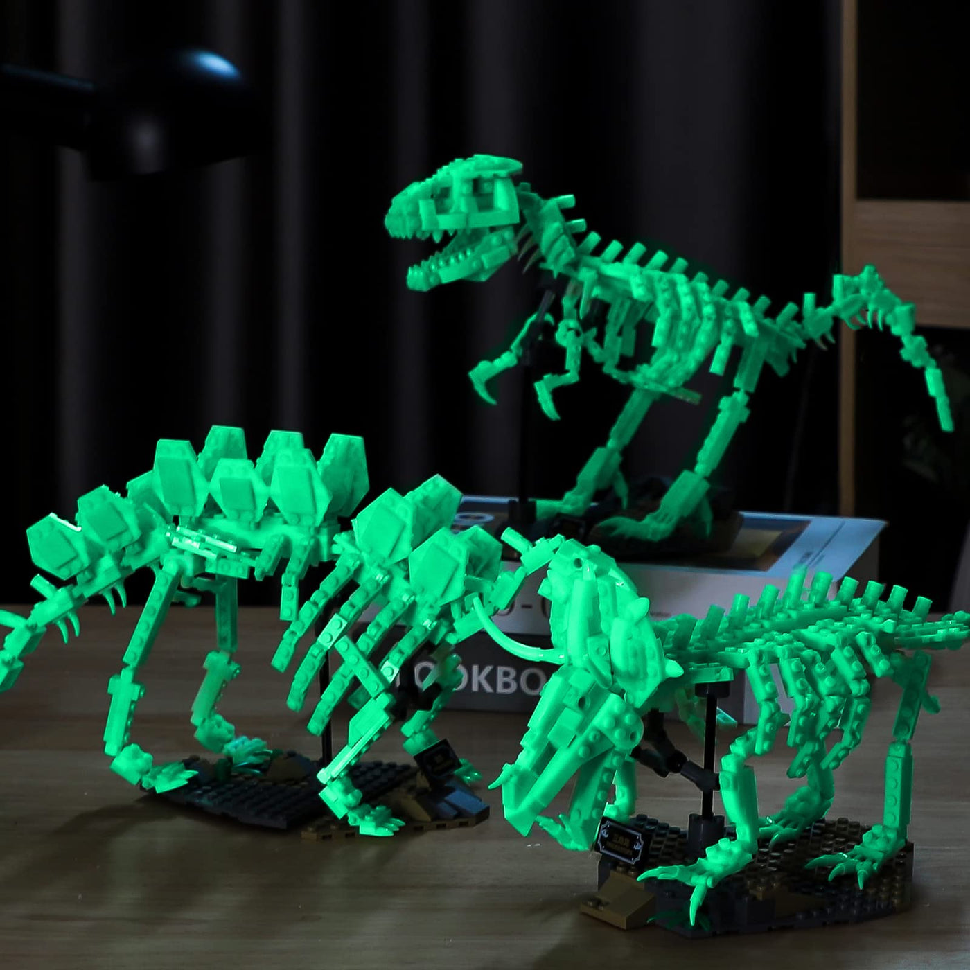 Jurassic Dinosaurier Skelett Baustein Set, kreatives T-Rex Luminous Bauspielzeug für Erwachsene, leuchtet im Dunkeln, Weihnachts-, Halloween- und Neujahrsgeschenk für Kinder von 8–14+ (435 Teile)