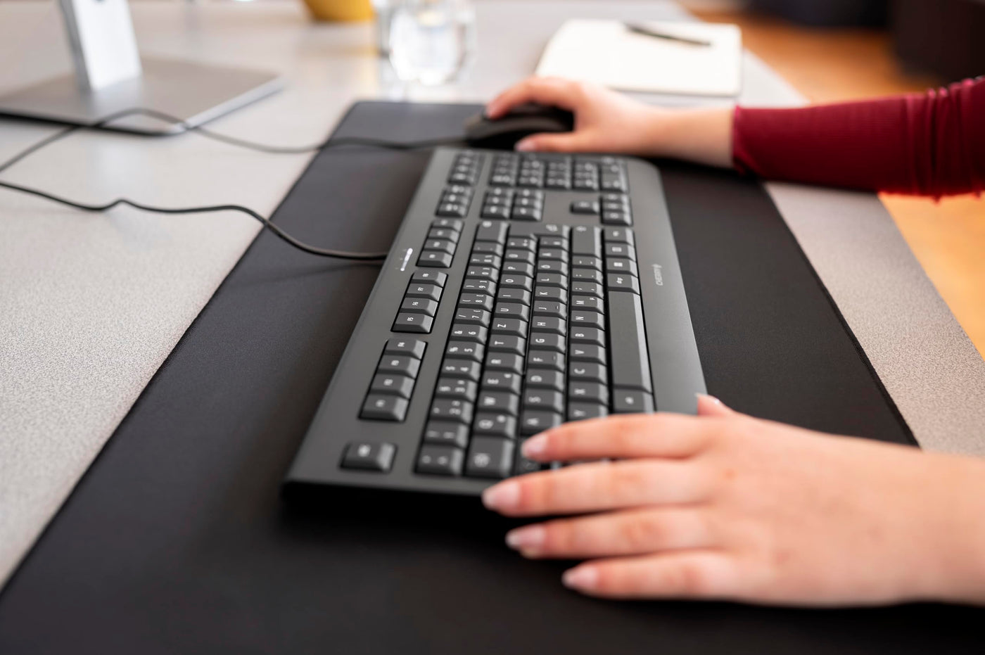 CHERRY DC 2000, Kabelgebundenes Tastatur-Maus-Set, Italienisches Layout (QWERTY), Plug & Play über je 1 USB-Anschluss, Flaches Design, Symmetrische Maus, Schwarz