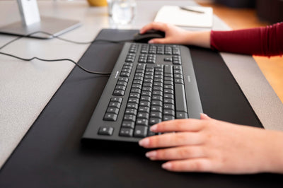 CHERRY DC 2000, Kabelgebundenes Tastatur-Maus-Set, Italienisches Layout (QWERTY), Plug & Play über je 1 USB-Anschluss, Flaches Design, Symmetrische Maus, Schwarz