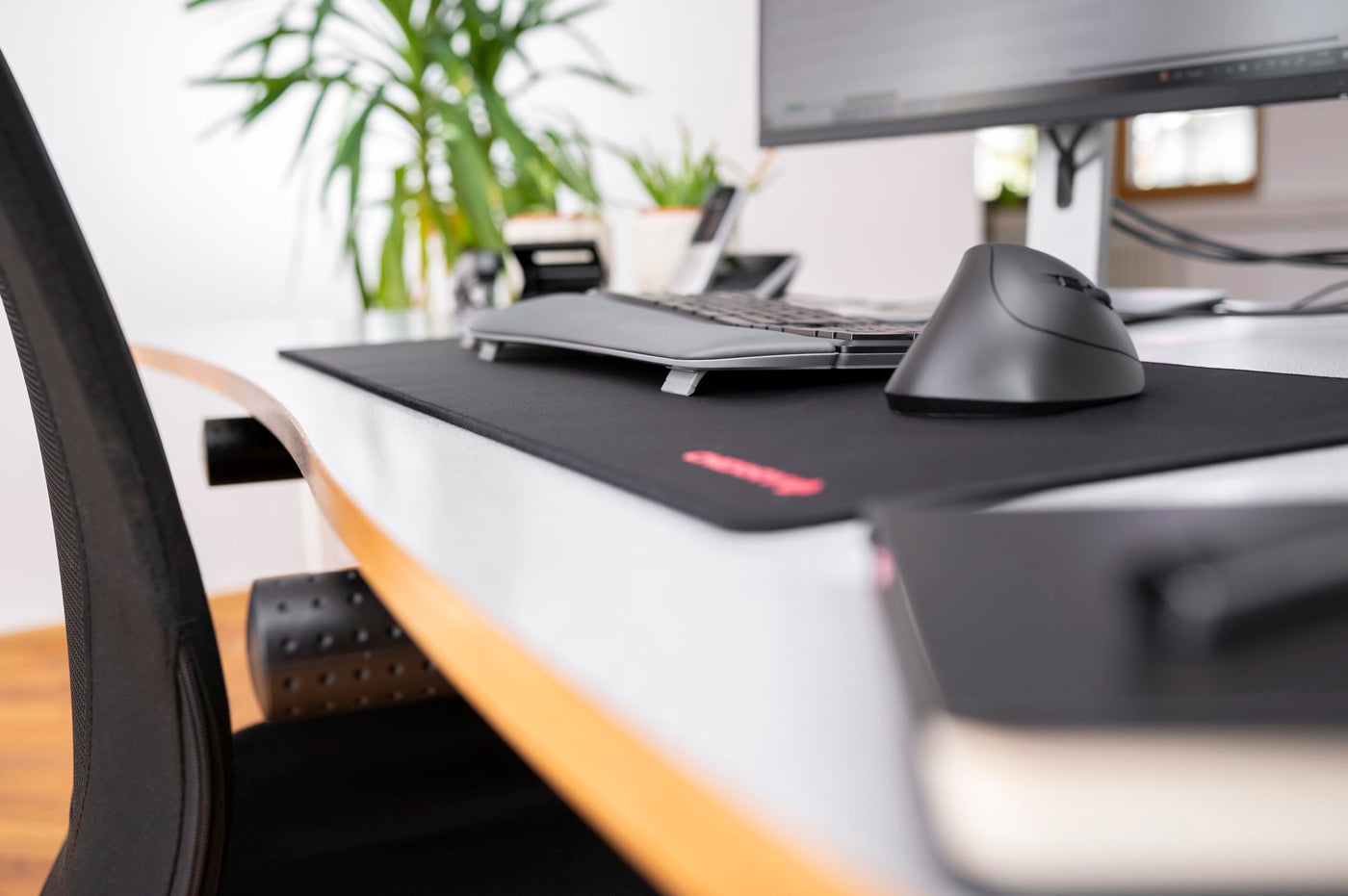 CHERRY KC 4500 ERGO, Ergonomische Tastatur, Deutsches Layout (QWERTZ), Kabelgebunden, Handballenauflage mit Memory-Schaum, Geschwungenes Tastenfeld, Weiß-Grau