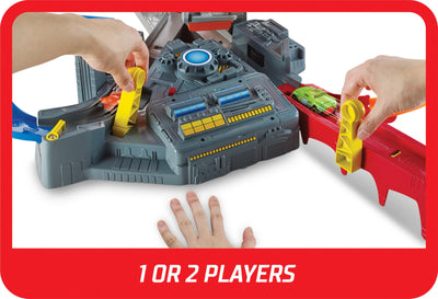 Hot Wheels Autorennbahn Mega Crash Superbahn, mit Looping Tracks und Kurven, inkl. 1 Spielzeugauto und 2 Starter, Auto Spielzeug, Spielzeug ab 6 Jahre, CDL45