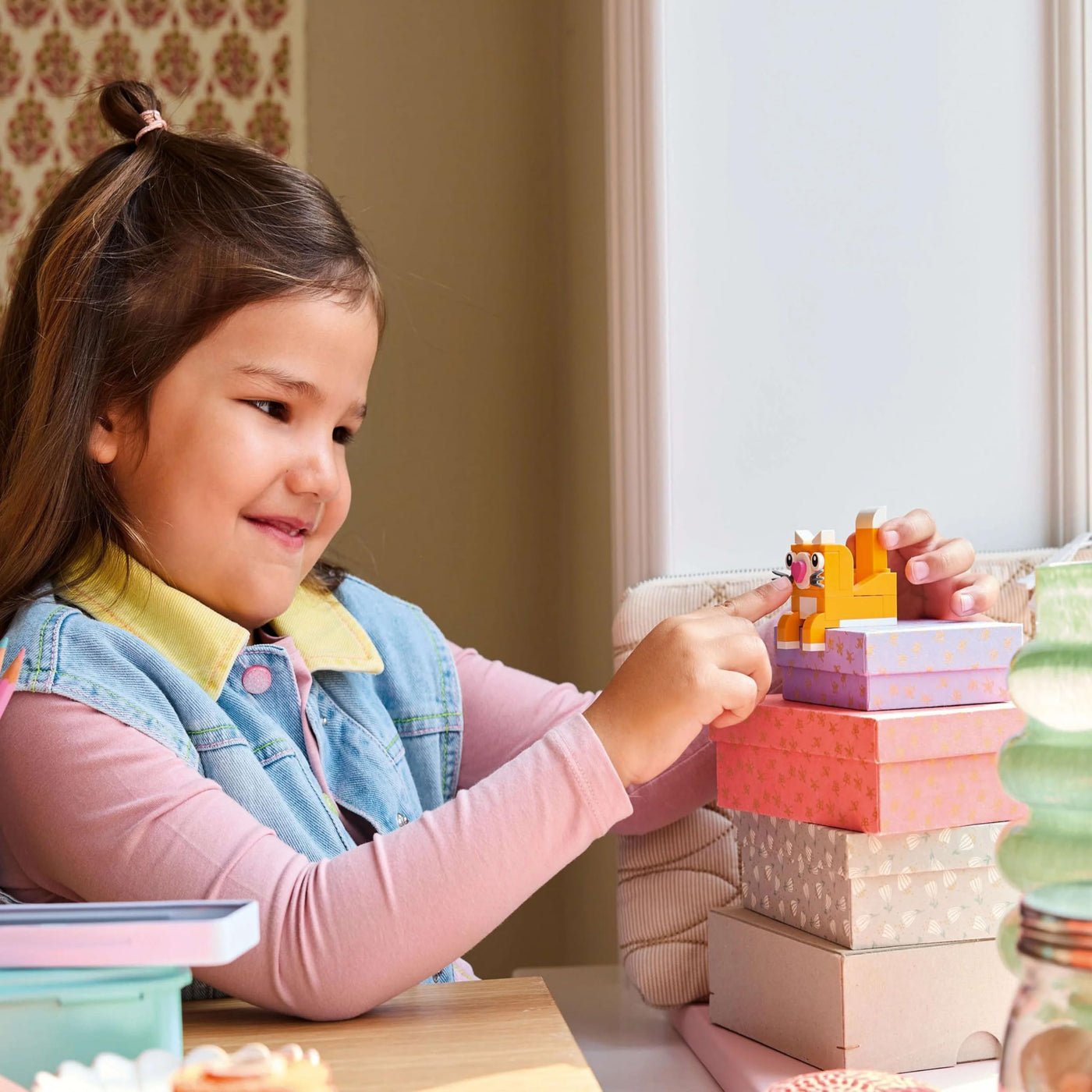 LEGO Classic Kreative Spaßbox, Bunte Bausteine für fantasievolle Rollenspiele, Bauset für Anfänger, Spielzeug für Mädchen und Jungen ab 5 Jahren, Modelle zum Umbauen 11042