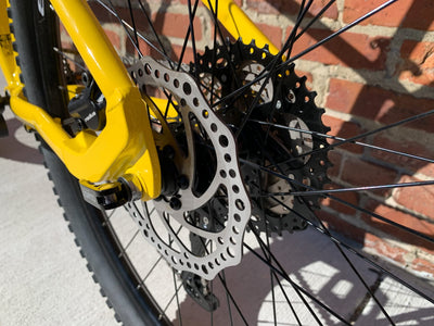 Eastern Bikes Alpaka 29" Leichtgewichts-MTB Mountainbike, 9-Gang, hydraulische Scheibenbremsen, vordere Federung in 4 Rahmengrößen erhältlich (15", Gelb)