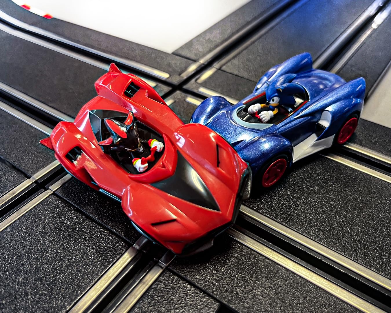 Carrera - 20062566 - GO I Sonic the Hedgehog 4.9 I Offizielles SEGA Sonic the Hedgehog Autorennset I Spaßige Rennen mit Sonic & Shadow durch Hochgeschwindigkeitsgeraden enge Kurven & schneller Looping